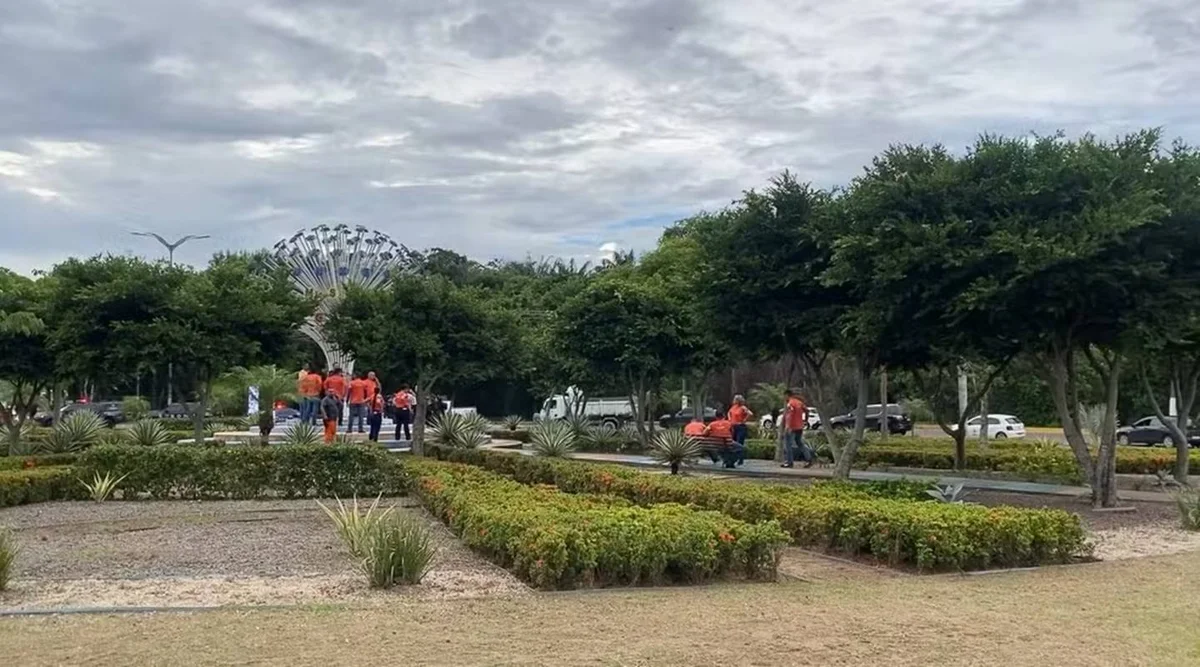 População depredou monumento à procura do dinheiro supostamente escondido População depredou monumento à procura do dinheiro supostamente escondido