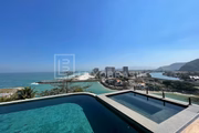 A mansão tem cinco suítes e piscinas de borda infinita