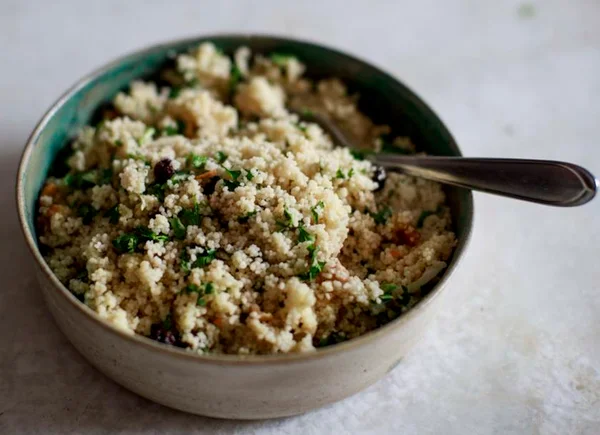Cuscuz marroquino: aprenda a preparar uma receita prática e rápida