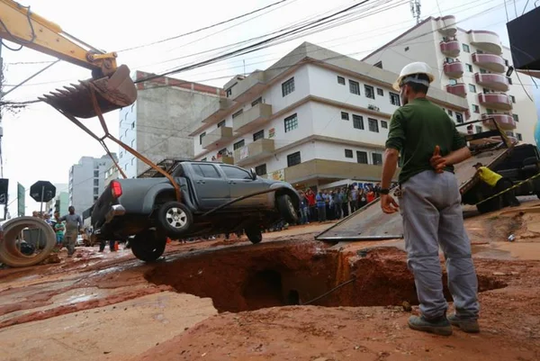 Cratera em Vicente Pires: moradores reagem e dizem que culpa é do GDF