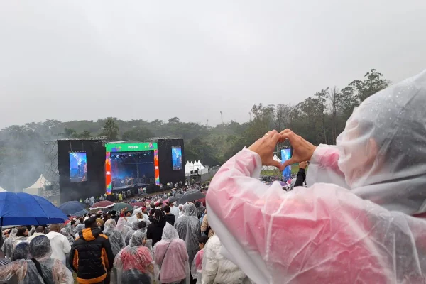 Sob chuva, Thiaguinho cativa público em grande show na Virada Cultural