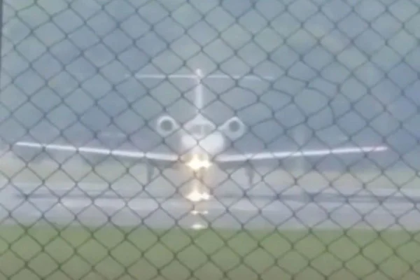 Avião de frente em pista de aeroporto - Metrópoles