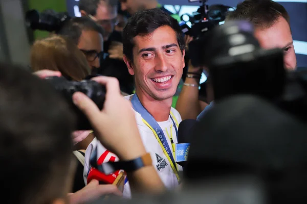 De volta a Brasília, Caio Bonfim é recebido por multidão no aeroporto