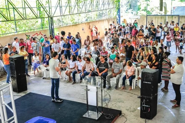 Comunidade de Vitória ganha nova escola após 17 anos de espera