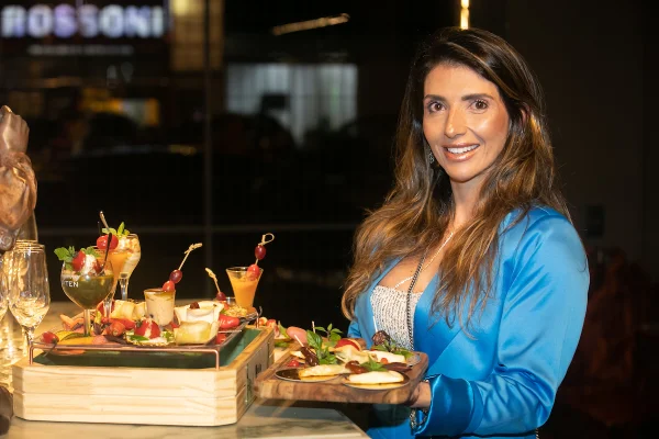 Conhecida pela boa forma, Camila Isaac lança buffet fitness em evento