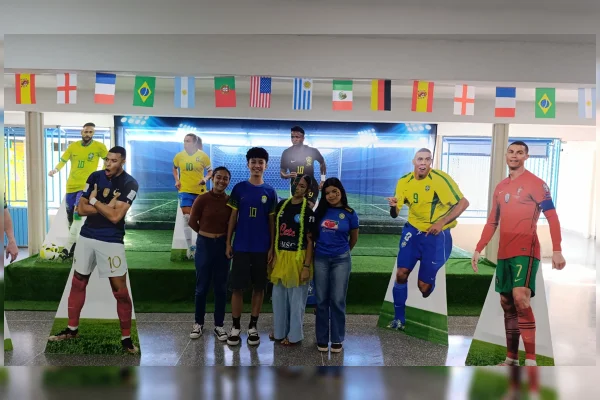 No DF, estudantes usam clima da Copa para praticar novos idiomas