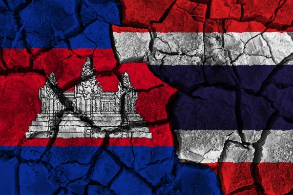 Arte genérica para o conflito Camboja x Tailândia, mostrandos as bandeiras dos dois países rachadas