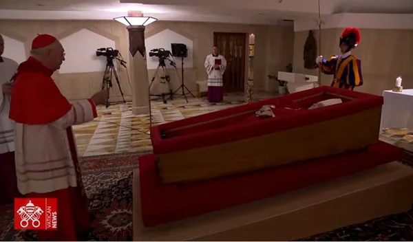 imagem colorida papa francisco caixao