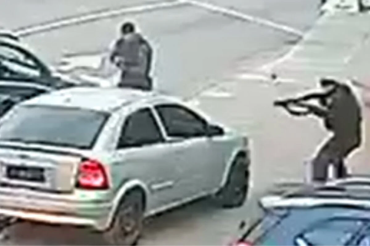 PM atira com espingarda calibre 12 contra carro PM atira com espingarda calibre 12 contra carro