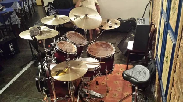 Baterista no prejuízo. Ladrões roubam R$ 10 mil em instrumentos musicais