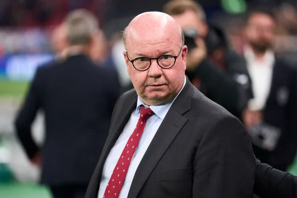 Jesper Moller, presidente da Confederação Dinamarquesa de Futebol (DBU), olha pra frente durante partida em campo - Metrópoles