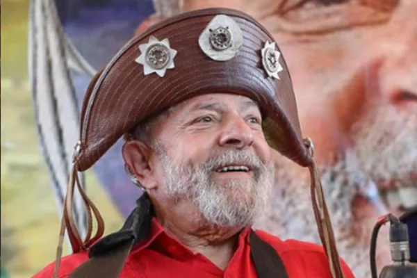 Luiz Inácio Lula da Silva posa com chapéu de cangaceiro -- Metrópoles