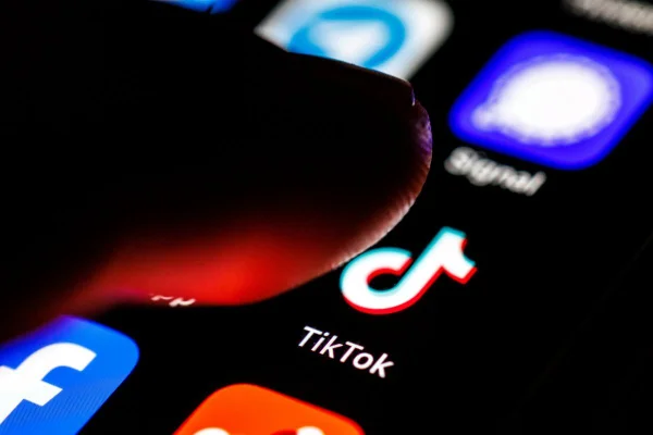 foto com cor. tela do tiktok - metrópoles