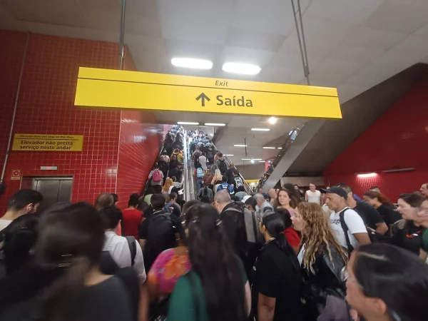 Linha 4-Amarela do metrô opera parcialmente após trem sair dos trilhos - Metrópoles