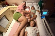 Juliano Cazarré posa com três dos seis filhos para as redes sociais