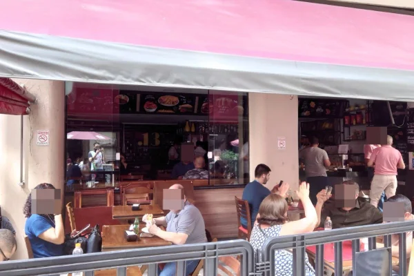 Imagem colorida de restaurante na 25 março. Metrópoles
