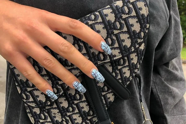 Aposte nas nail arts com logomania para o verão 2020