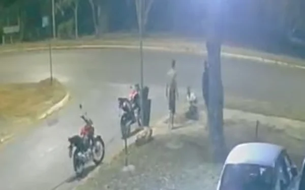 Vídeo: dupla mata homem a facadas ao tentar “dar susto” por vingança
