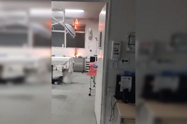 sala de cirurgia com fumaça e pequeno fogo saindo do teto