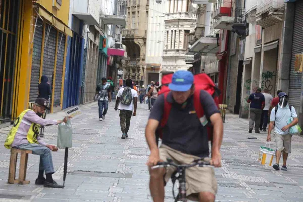 Movimentação de vendedores ambulantes na região central de São Paulo, na quarta-feira (31/3)