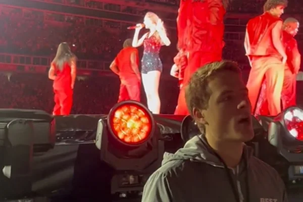 Frame do vídeo de um show de Taylor Swift - Metrópoles