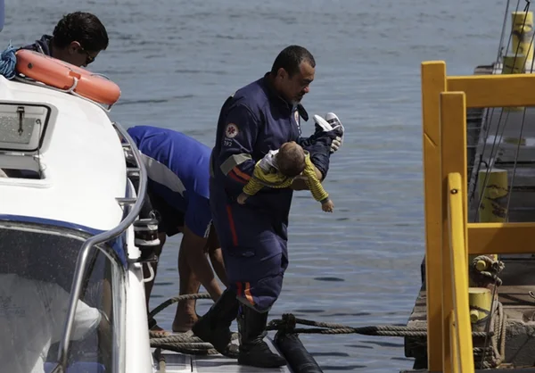 Lancha com 129 pessoas vira no mar perto de Salvador e deixa mortos
