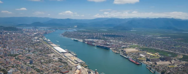 O conjunto de terminais do porto de Santos (SP)