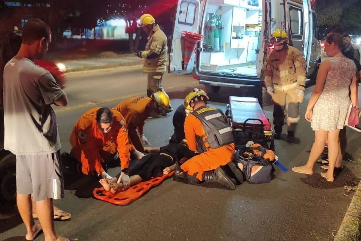 Dois jovens ficam feridos após serem atropelados em faixa de pedestre - imagem 2 Dois jovens ficam feridos após serem atropelados em faixa de pedestre - imagem 2