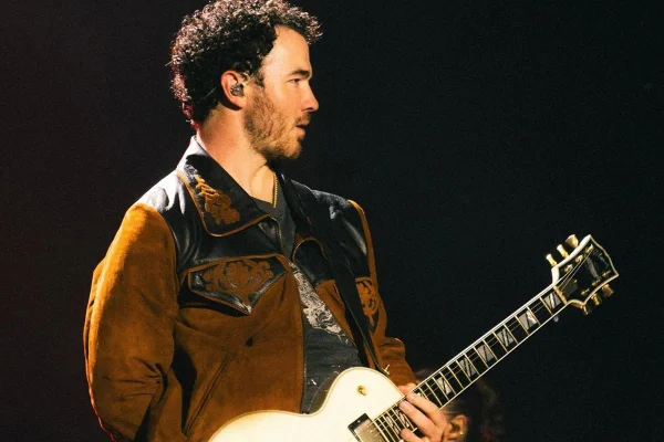 Foto colorida de Kevin Jonas, dos Jonas Brothers - Metrópoles