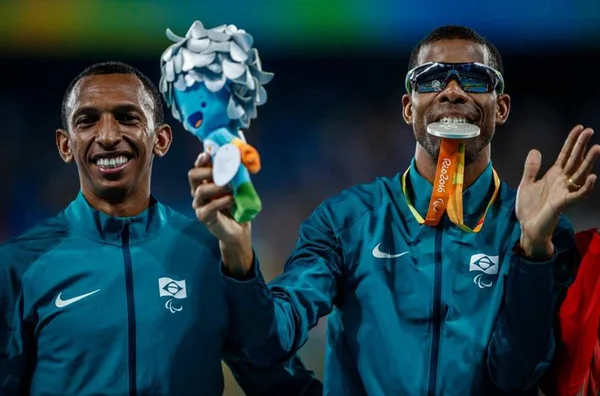 Na pista, Odair Santos é prata nos 1.500m e Terezinha queima a largada