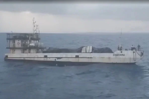 Foto colorida de navio de carga retirada de vídeo - Metrópoles