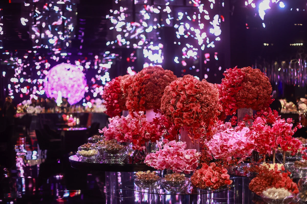 Vinho e cor-de-rosa apareceram nos detalhes, principalmente nos arranjos florais Vinho e cor-de-rosa apareceram nos detalhes, principalmente nos arranjos florais