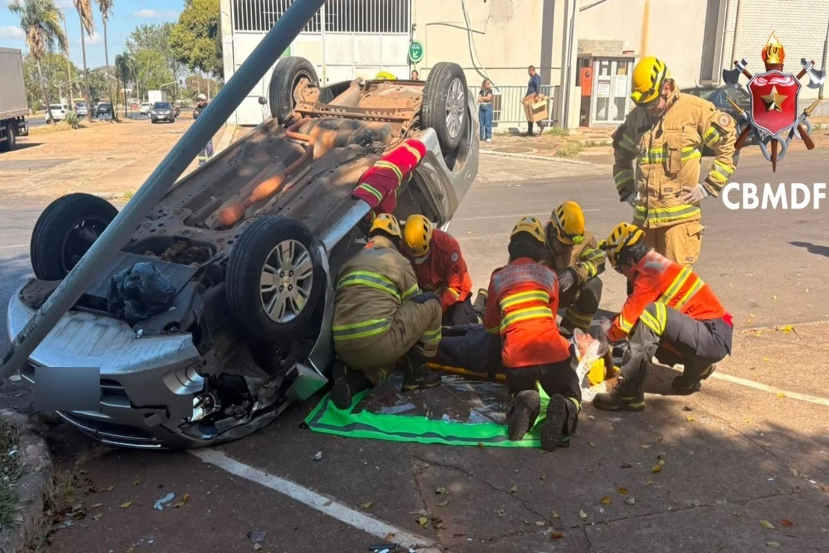 Mulher foi levada ao hospital após capotar o carro na Asa Sul Mulher foi levada ao hospital após capotar o carro na Asa Sul
