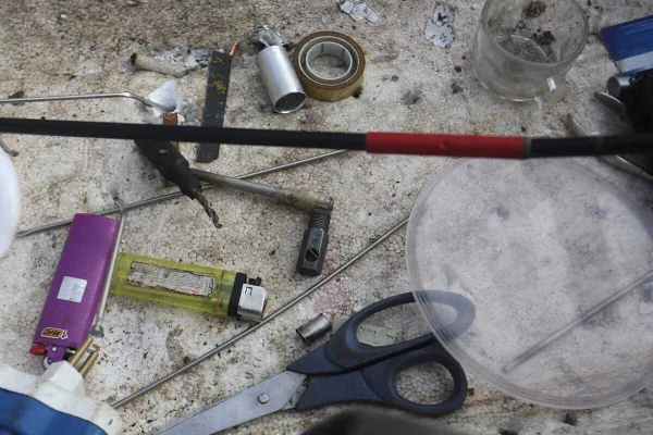 Maconha, crack, cocaína, uma balança e cadernos com anotações também foram apreendidos