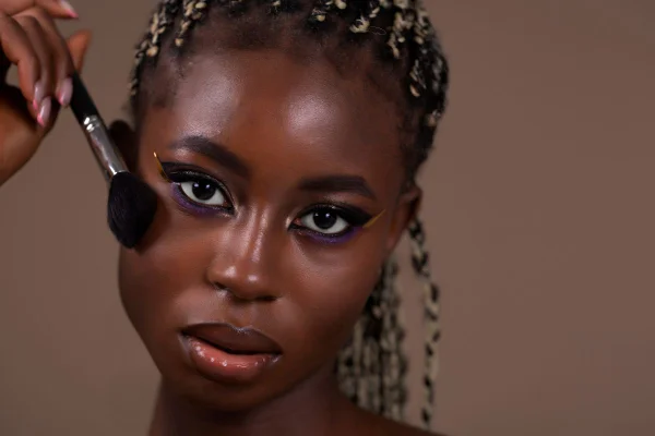 Foto colorida de uma mulher negra - Metrópoles