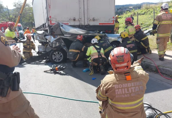 Carro sob caminhão em acidente em Contagem, MG