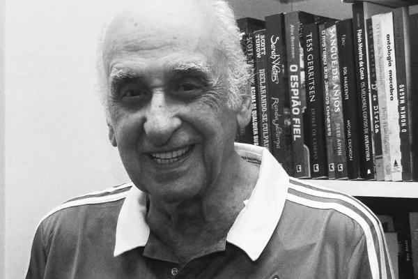 Foto em preto e branco de Zuenir Ventura - Metrópoles
