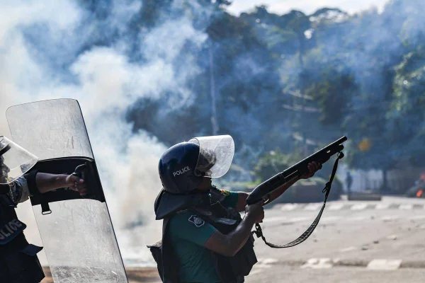 Foto colorida de ação da polícia durante protesto em Bangladesh - Metrópoles