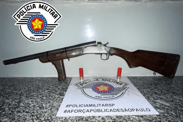 Imagem colorida de espingarda apreendida com homem preso por atirar em casa de PM - Metrópoles