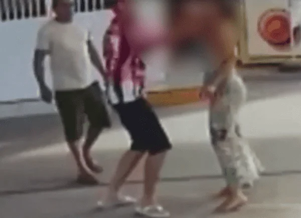 Imagem de câmera captura o momento em que a vítima de assédio foi esfaqueada no ombro esquerdo