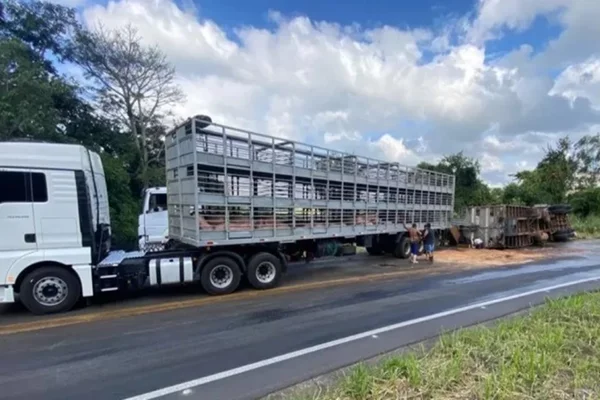 caminhão tombado