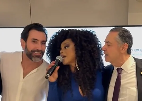 Imagem colorida do ministro do STF Luís Roberto Barroso cantando em festa na cada do CEO do iFood -- Metrópoles