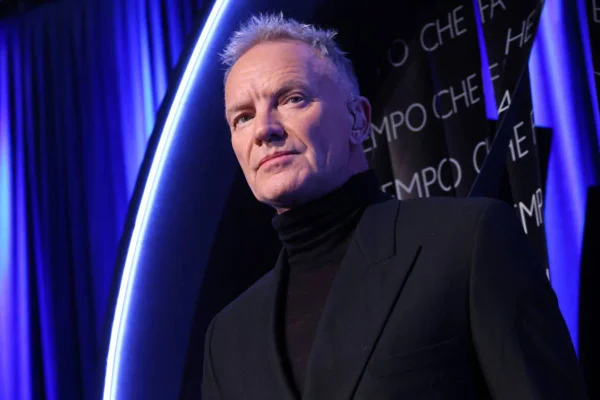 foto colorida de cantor sting, homem branco de cabelos grisalhos vestindo terno e camisa pretos - metrópoles