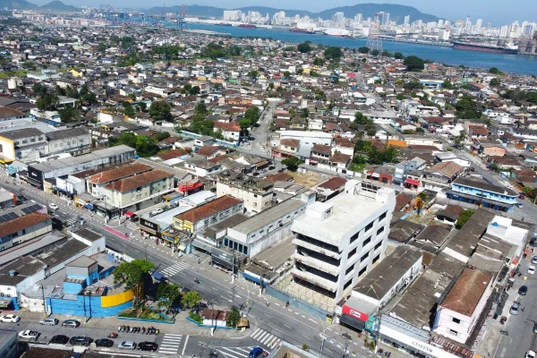 Vista do distrito de Vicente de Carvalho, no Guarujaá, litoral sul de SP - Metrópoles