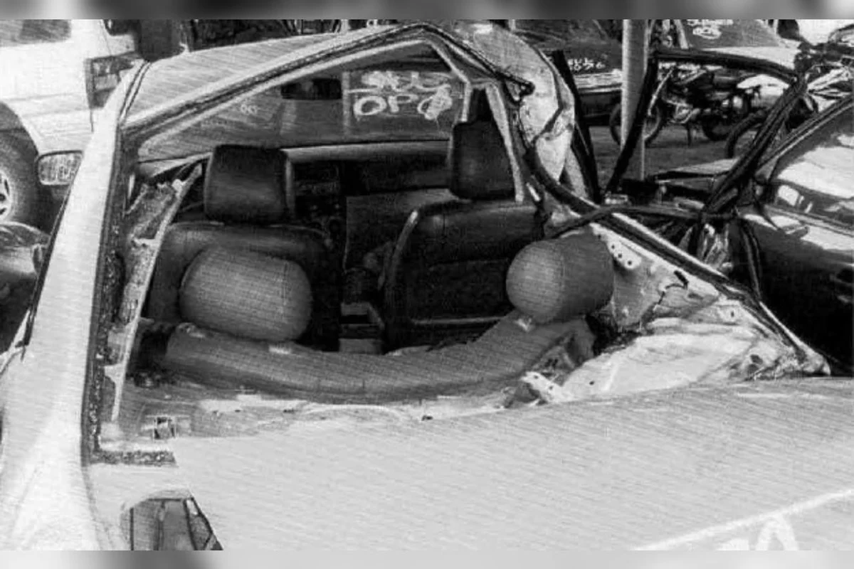 Corolla atingido em batida na Ponte JK, em outubro de 2007. Três passageiras morreram Corolla atingido em batida na Ponte JK, em outubro de 2007. Três passageiras morreram