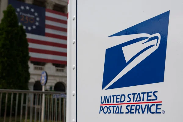 O logotipo do Serviço Postal dos Estados Unidos (USPS) é exibido em uma caixa de correio