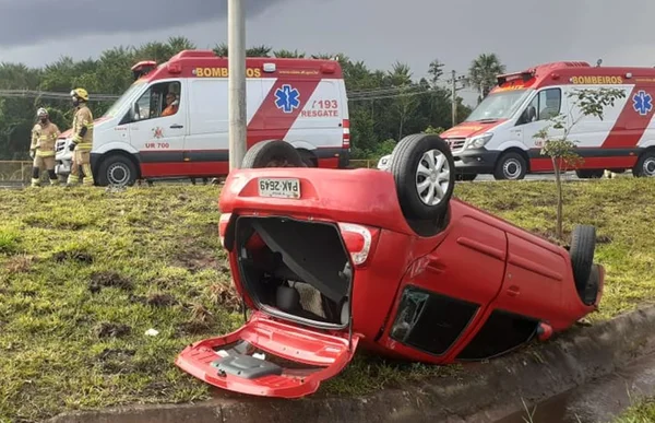 Carro capota na EPTG