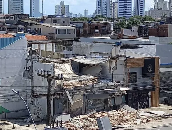 Prédio comercial desaba no Recife dias após morte de 14 pessoas