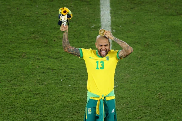 Com aval de Tite, Daniel Alves se aproxima de negociação com o Pumas