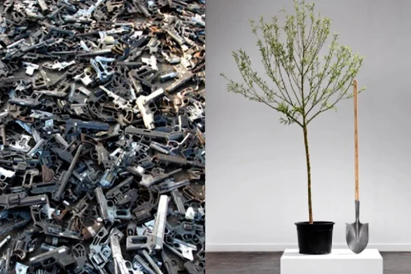 Artista derrete armas e as transforma em pás para plantar árvores